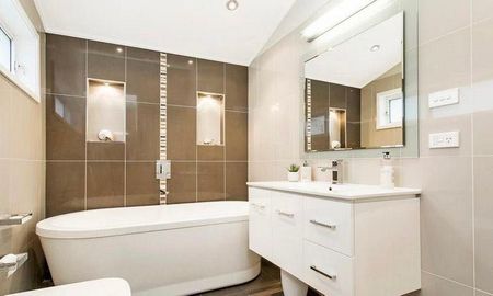 Immaculate 4 Bedroom house + An Individual entertaining building in North Epping For lease - Photo 3