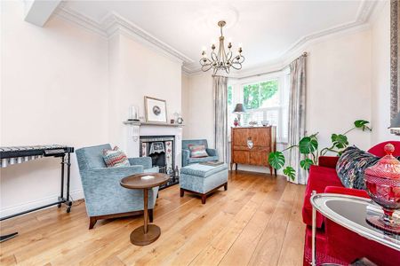 A beautifully finished family home with a large eat-in kitchen/dining room moments from Wandsworth Park. - Photo 2