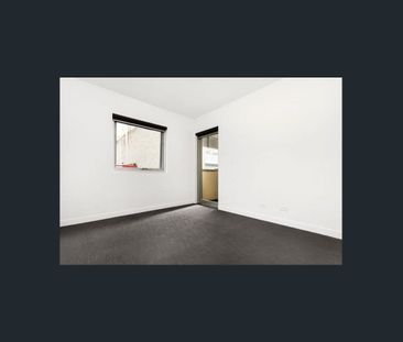 Spacious Apartment in Ideal Spot! - Photo 2