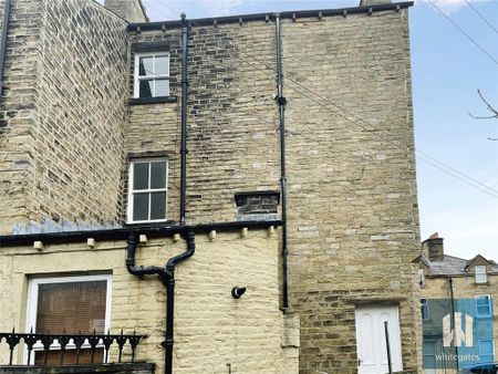 4 bedroom end of terrace house to rent - Photo 2