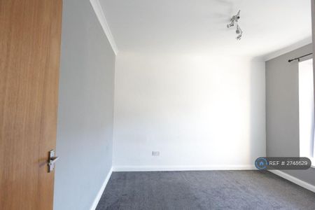 3 bedroom flat to rent - Photo 3