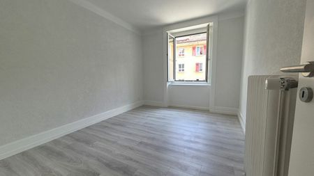 Rénové ! Appartement de 4 pièces au Locle avec balcon - Photo 2