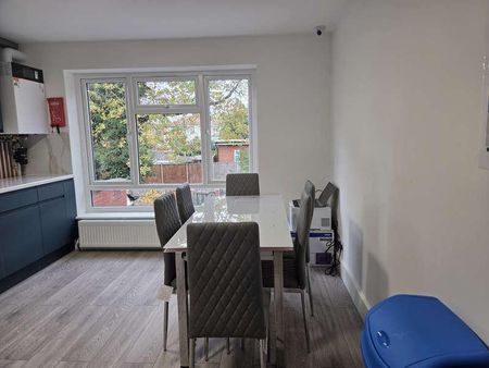Greenford, UB6 - Photo 4