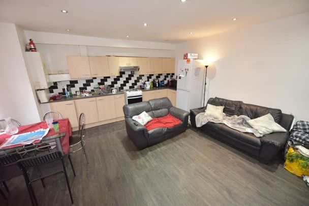 4 bedroom House in Royal Park View, Leeds - Photo 1