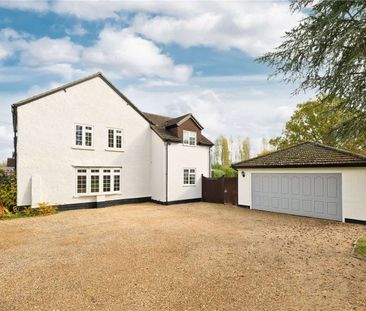 Four bedroom detached cottage in the heart of Warfield - Photo 3