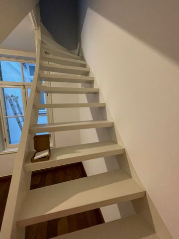 Heel mooi gerenoveerd appartement met twee slaapkamers. Tijdens de renovatie is veel aandacht besteed aan het behouden en versterken van de authentieke stijl van het gebouw. - Photo 5