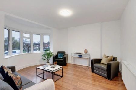 3 bedroom house in London - Photo 2