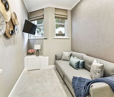 Well-presented three bedroom garden level apartment with a private patio. - Photo 1