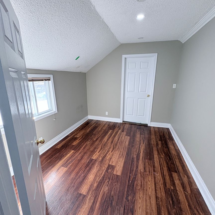 For Lease - 94 Park Road Unit# Upper, Oshawa, Ontario - Photo 1