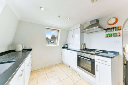 A beautifully presented three bedroom apartment. - Photo 2