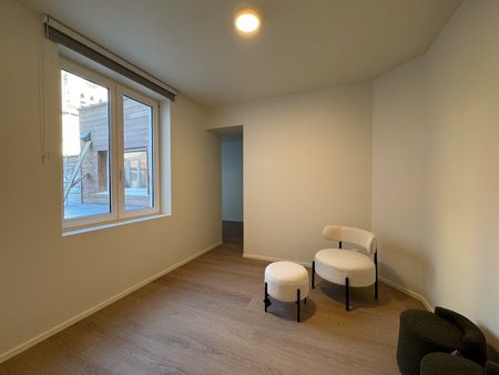 Ruim appartement met 2 slaapkamers en terras in het centrum. - Photo 2