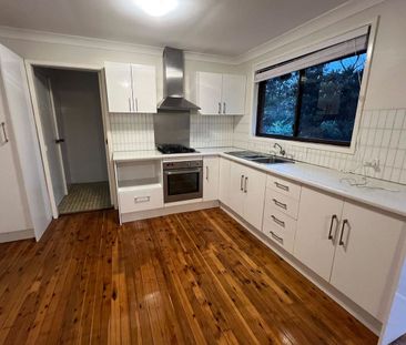 Spacious & Comfortable 3-Bedroom Home in Prime Penrith - Photo 3