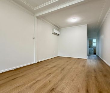 Sunlit Family House With Freshly Painted And New Floorboard! - Photo 5