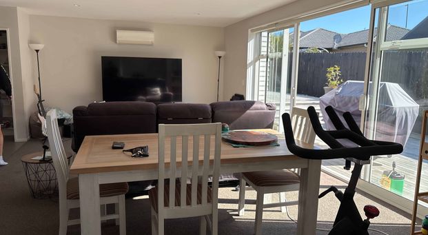 Modern Family Living in Millwater - 4 Bedrooms, 2 Living Areas & Spacious Garden - Photo 1