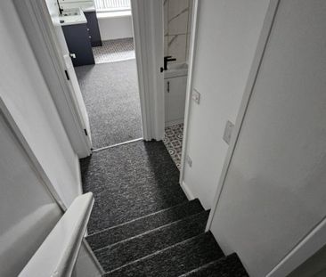 2 bed Flat - To Let - Photo 3