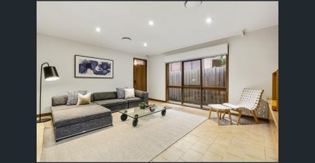 SPACIOUS SINGLE LEVEL FAMILY HOME WITH MULTIPLE LIVING AREAS | Besser+Co - Photo 4