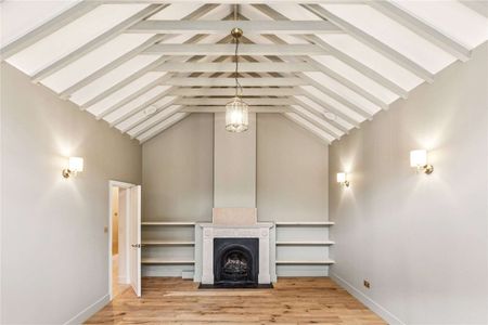 Beautifully renovated five bedroom school house conversion in Petersham - Photo 3