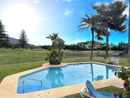 House – Townhouse in Nueva Andalucía - Photo 2