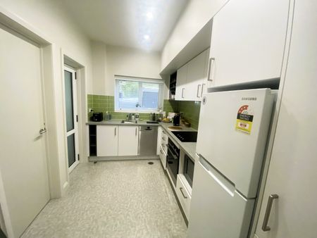 Gem on Oriental! - Photo 3