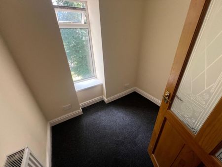 3 bedroom Flat To Let - Photo 3
