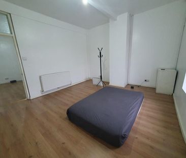 3 bedroom flat to rent - Photo 4
