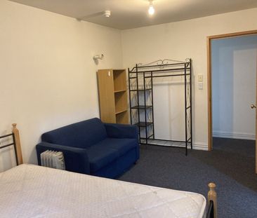 Centrally located boarding house - Photo 3