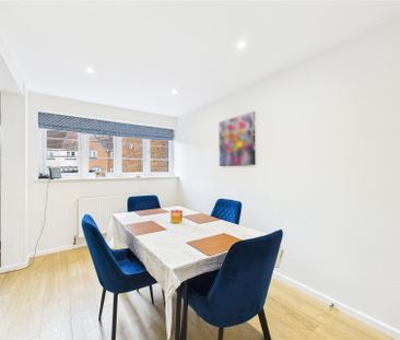 3 bedroom House in Southern Way, Farnborough - Photo 2