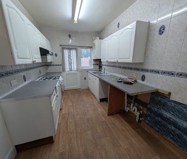 3 Bed Terraced House, Meadway, IG3 - Photo 2