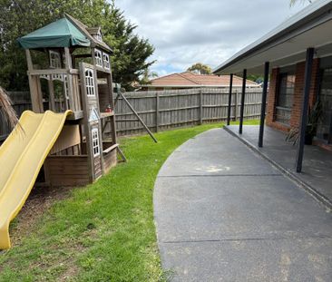 Spacious Family Living on 652m² - Photo 5