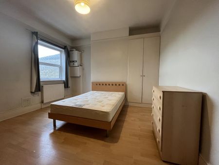 4 bedroom apartment to rent - Photo 3