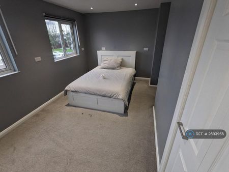 4 bedroom end of terrace house to rent - Photo 4