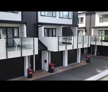 Modern 2 Bedroom Townhouse with Double Tandem Garage!! - Photo 5