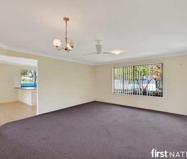 SPACIOUS 4 BEDROOM FAMILY HOME WITH MULTIPLE LIVING SPACES - Photo 4