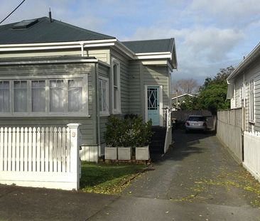 One Bedroom flat with private fenced yard - Photo 3