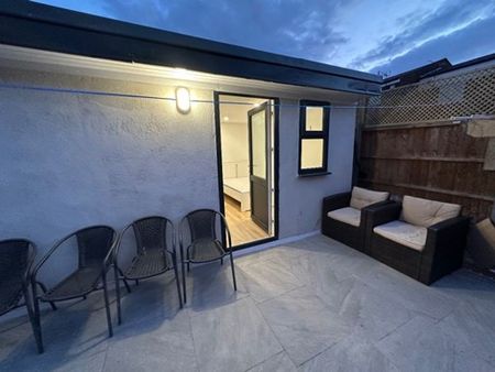 Studio Flat, East Road, HA8 - Photo 3