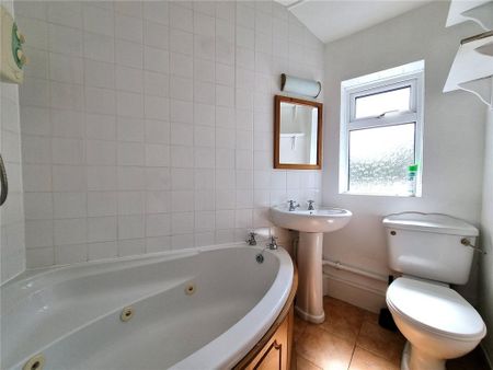 3 bedroom apartment to rent - Photo 3