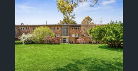 Beautifully bright apartment in great location - Photo 3