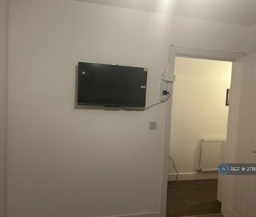 1 bedroom in a flat share to rent - Photo 6