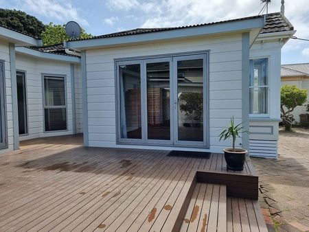 Charming 3BR Hataitai Haven w/ Deck & Garden - Photo 4