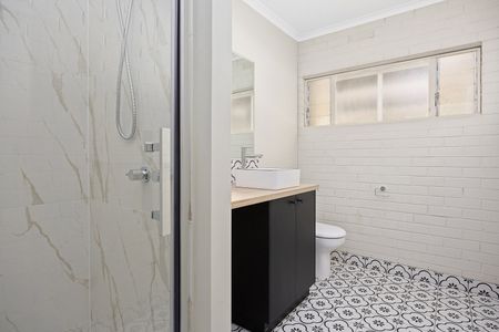 Neat 2 Bedroom Unit in Prime Flora Hill Location - Photo 2