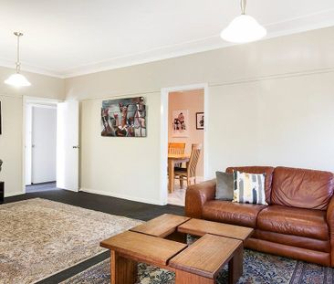 LARGE 4 BEDROOM HOME WITH A POOL! - Photo 3