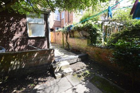 4 bedroom terraced house to rent - Photo 3