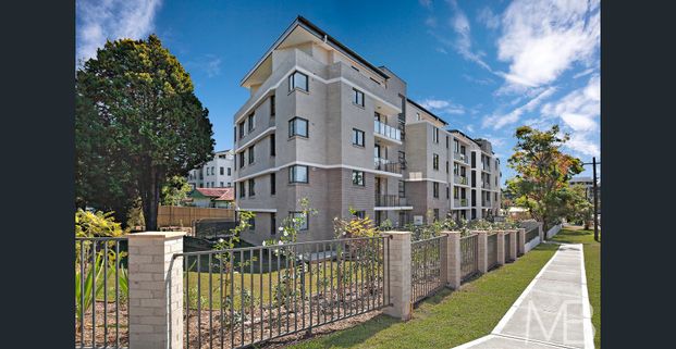 LUXURY LIVING AMID LEAFY TRANQUILLITY - Photo 1