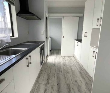 3 Bedroom house with sleepout - Photo 3