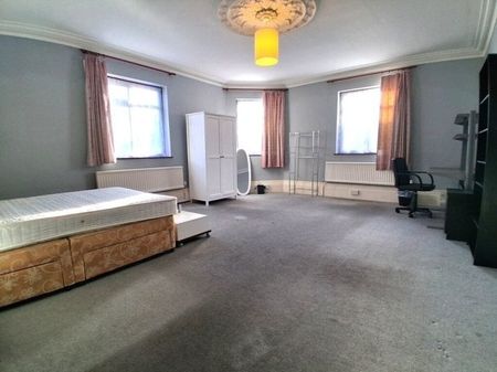 Ainsworth Street, Cambridge £2,500 pcm ⓘ The monthly or weekly payment required by the landlord. Read our glossary page , 5 bedrooms, maisonette, to let * Tenant info - Photo 2