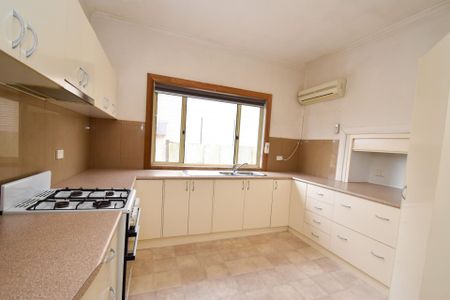Central Location - Three Bedrooms with Brand New Carpet - Photo 5