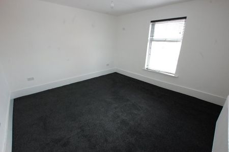 2 bedroom end of terrace house to rent - Photo 3