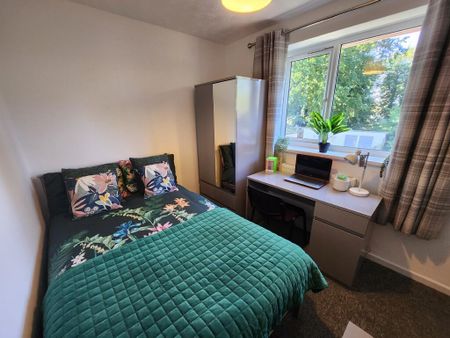 6 bedroom end of terrace house to rent - Photo 2