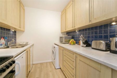 A beautifully presented two bedroom, first floor apartment located on College Cross; a central yet quiet road that runs parallel to Upper Street. - Photo 5