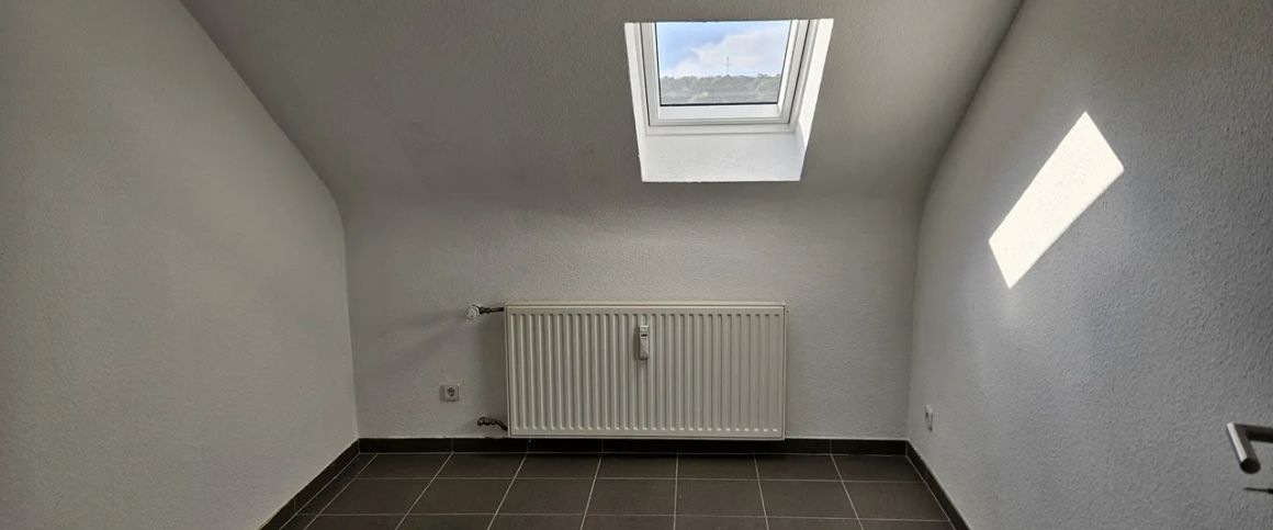 Moderne Dachgeschosswohnung in ruhiger Lage - Foto 1